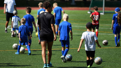 Roosa Ariyo drar fotbollsläger för juniorer i Helsingfors sommaren 2021.
