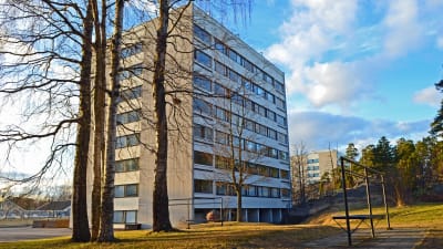 Ett höghus i Nordsjö i skymningen.