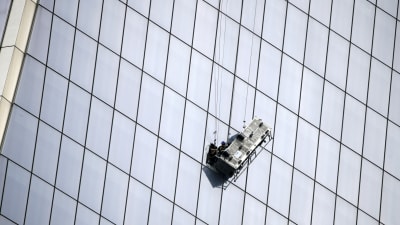 Fönstertvättare hjälplöst hängande på World Trade Centers fasad i New York.