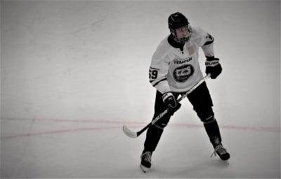 Ishockeyspelaren Emil Hemming på is.