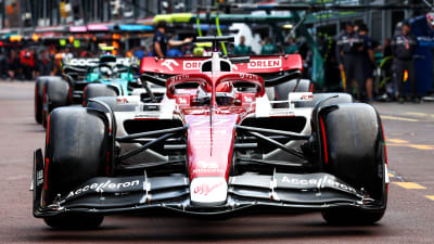 Valtteri Bottas kör framför depån.
