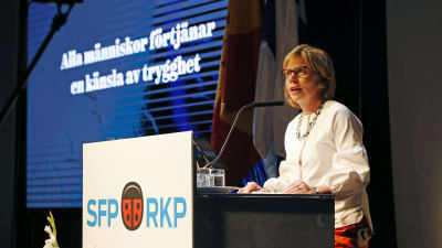 SFP:s ordförande Anna-Maja Henriksson håller linjetal under partidagen i Uleåborg den 27 maj 2018. 