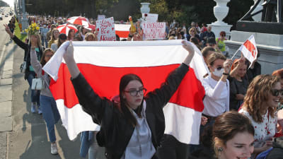 Kvinnor i långa rader demonstrerar i Minsk.