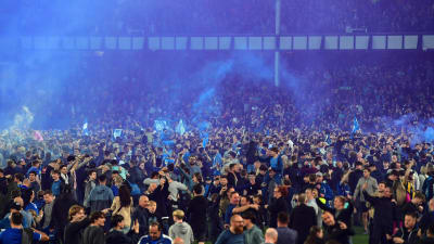 Anstormningen av Goodison Park när Everton säkrade sin plats i Premier League.