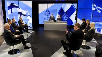 bild på presidentvalskandidaterna i Yles tv-studio