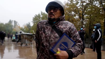 En man iförd militärhjälm