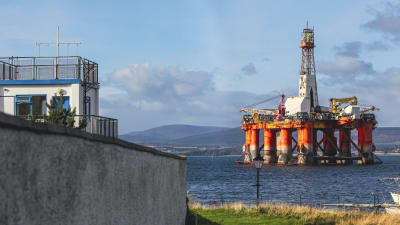 Gammal oljeplattform vid ankar i Cromarty Firth i Skottland.