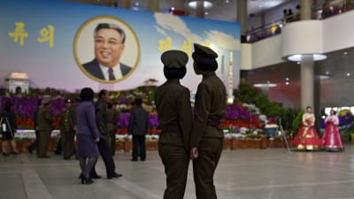 Nordkoreanerna firade minnet av den vördade landsfadern Kim Il Sung på hans födelsedag den femtonde april. Den nye ledaren och sonsonen Kim Jong Un har i många avseenden närmats sig sin farfar på bekostnad av sin far Kim Jong Il