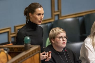 Statsminister Sanna Marin och finansminister Annika Saarikko i riksdagen 9.11.2022.