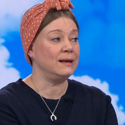 Anna Laine Puoli seiskan studiossa