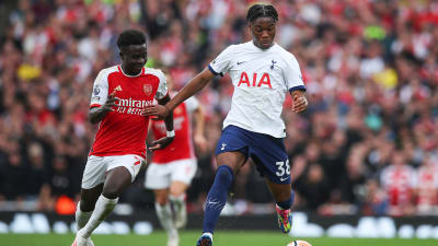 Bukayo Saka och Destiny Udogie kämpar om bollen.