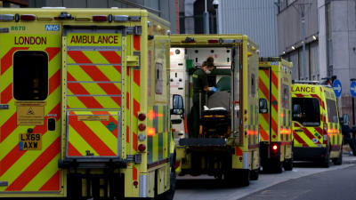 En rad ambulanser utanför Royal London Hospital i London.