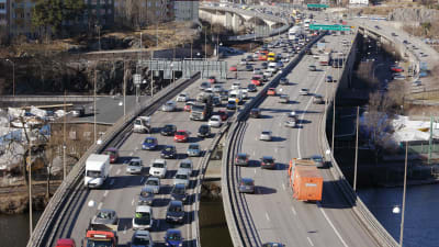 Rusningstrafik på motorvägen.