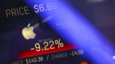 Apples börskurs visas på en skärm i Times Square i New York