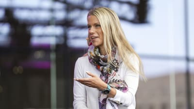 HBL:s nya chefredaktör Erja Yläjärvi diskuterar på stadsfestivalen Punkten på Medborgartorget.