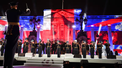 Orkester uppträder framför Buckingham Palace under festkonserten till drottningens ära den 4 juni 2022.