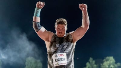 Ryan Crouser lyfter händerna upp i vädret efter lyckad stöt.