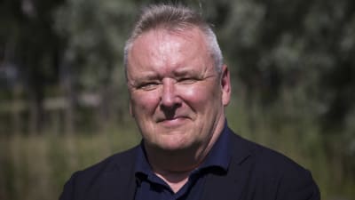 Hans Ahlström fotograferad utomhus.
