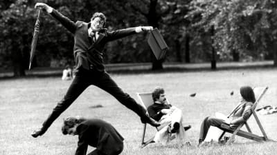 En man hoppar i luften under ett välgörenhets evenemang i Green Park i London.