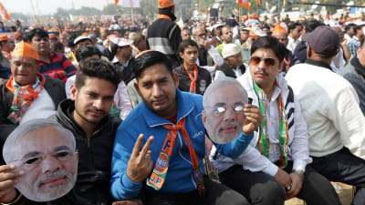 Delstatsvalet i Uttar Pradesh ses som ett vitkigt test för premiärminister Narendra Modi vars anhängare samlades till valmöte i Ghaziabad