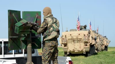 Kurdisk YPG-soldat som tränar tillsammans med amerikanska styrkor