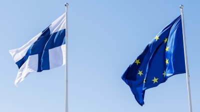 På bilden syns EU:s och Finlands flaggor.