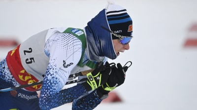 Remi Lindholm skidar.