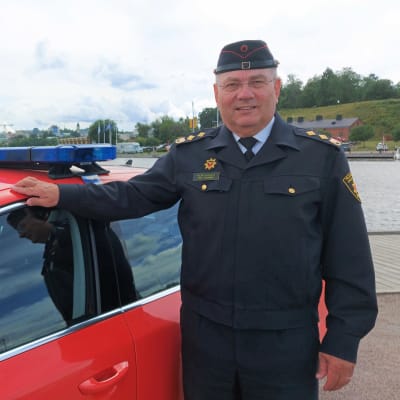 Etelä-Karjalan pelastuslaitoksen pelastusjohtaja Erkki Hokkanen seisoo punaisen hälytysauton vieressä.