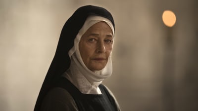 Närbild på den allvarliga abedissan (Charlotte Rampling).
