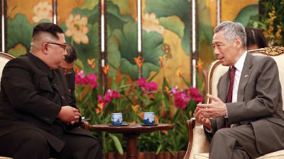 Nordkoreas ledare Kim Jong-Un och Singapores premiärminister Lee Hsien Loong under deras möte i presidentpalatset. 