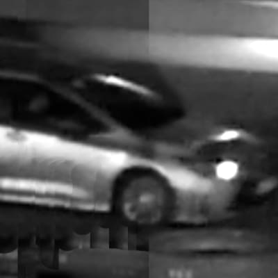 Hopeinen ajoneuvo, joka on merkiltään mahdollisesti Toyota Corolla