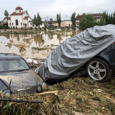 Kraftiga skyfall i Makedonien dödar 15 personer.