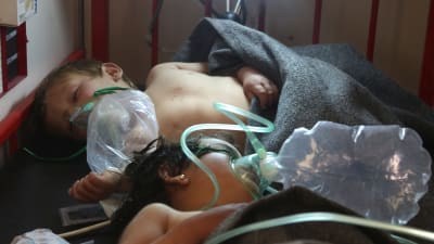 Syriska barn behandlas efter att de utsatts för giftig gas.