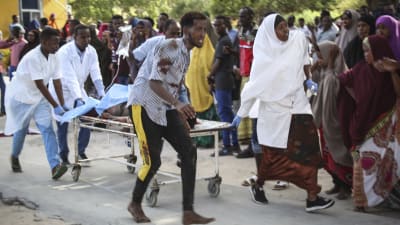 En person som skadats i explosionen fördes till sjukhuset för vård i Mogadishu, Somalia den 28 december 2019.
