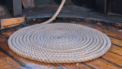 Ett långt och tjockt rep är snyggt ihoprullat i en ring.