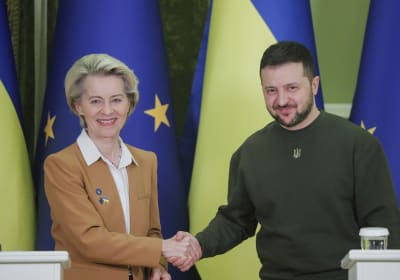 Kommssionsordförande Ursula von der Leyen och Ukrainas president Volodymyr Zelenskij skakar hand.