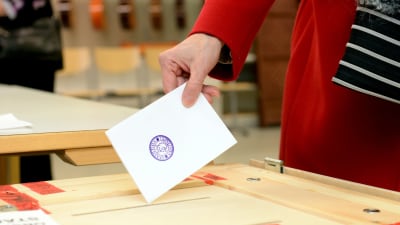 En kvinna röstar i riksdagsvalet 2015.