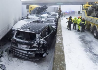 Bilar på hög efter en olycka.