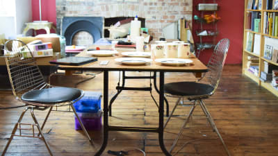ett bord i en studio