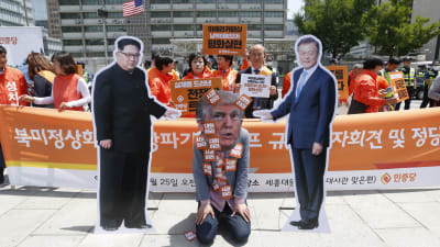 Trumps beslut för drygt en vecka sedan att ställa in det planerade toppmötet utlöste protester bland annat i Seoul i Sydkorea