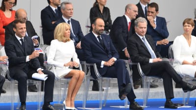 Sauli Niinistö, Brigitte Macron, Emmanuel Macron, Edouard Philippe och Kersti Kaljulaid på Bastiljdagens årliga militärparad i Paris. 