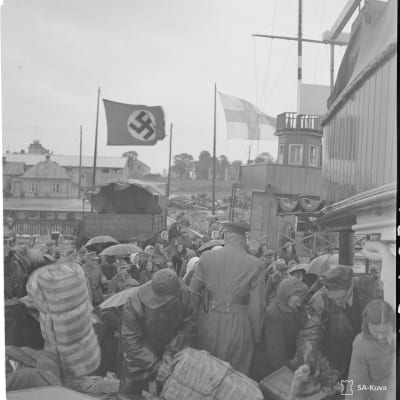 Viimeisen Inkeriläisryhmän siirto Suomeen. Inkeriläiset siirretään laivaan Paltiskin satamassa 18.6.1944.