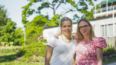 Fysioterapeut Annette Collin (t.v.) och smärtläkare Anette Lemström på gården vid Mejlans sjukhus.
