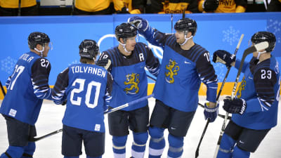 Finlands ishockeylejon jublar över 1-0-målet mot Tyskland.