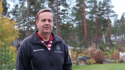Rune Friman framför en skog.
