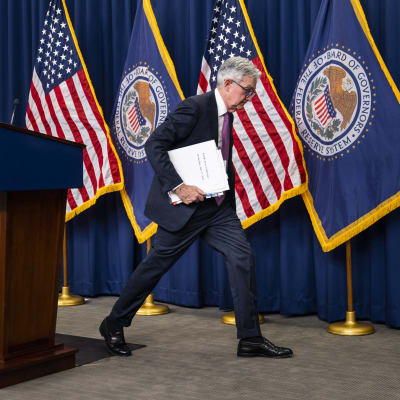 Fed-chefen Jerome Powell lämnar scenen efter presskonferensen.