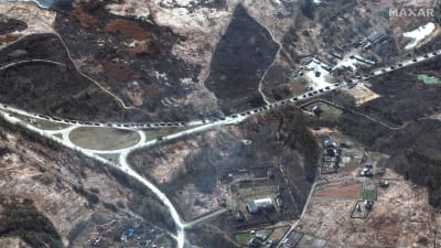 En satellitbild av den flera kilometer långa ryska militärkolonnen.