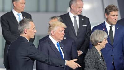 Jens Stoltenberg, Donald Trump och Theresa May vid Natotoppmötet i Bryssel.