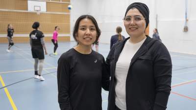 Två kvinnor på en volleybollplan.