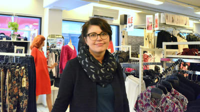 Rina Antas inne i sin butik.